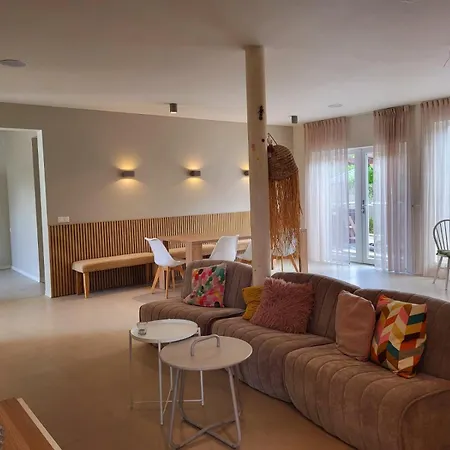 Ut Zuuje Готель типу 